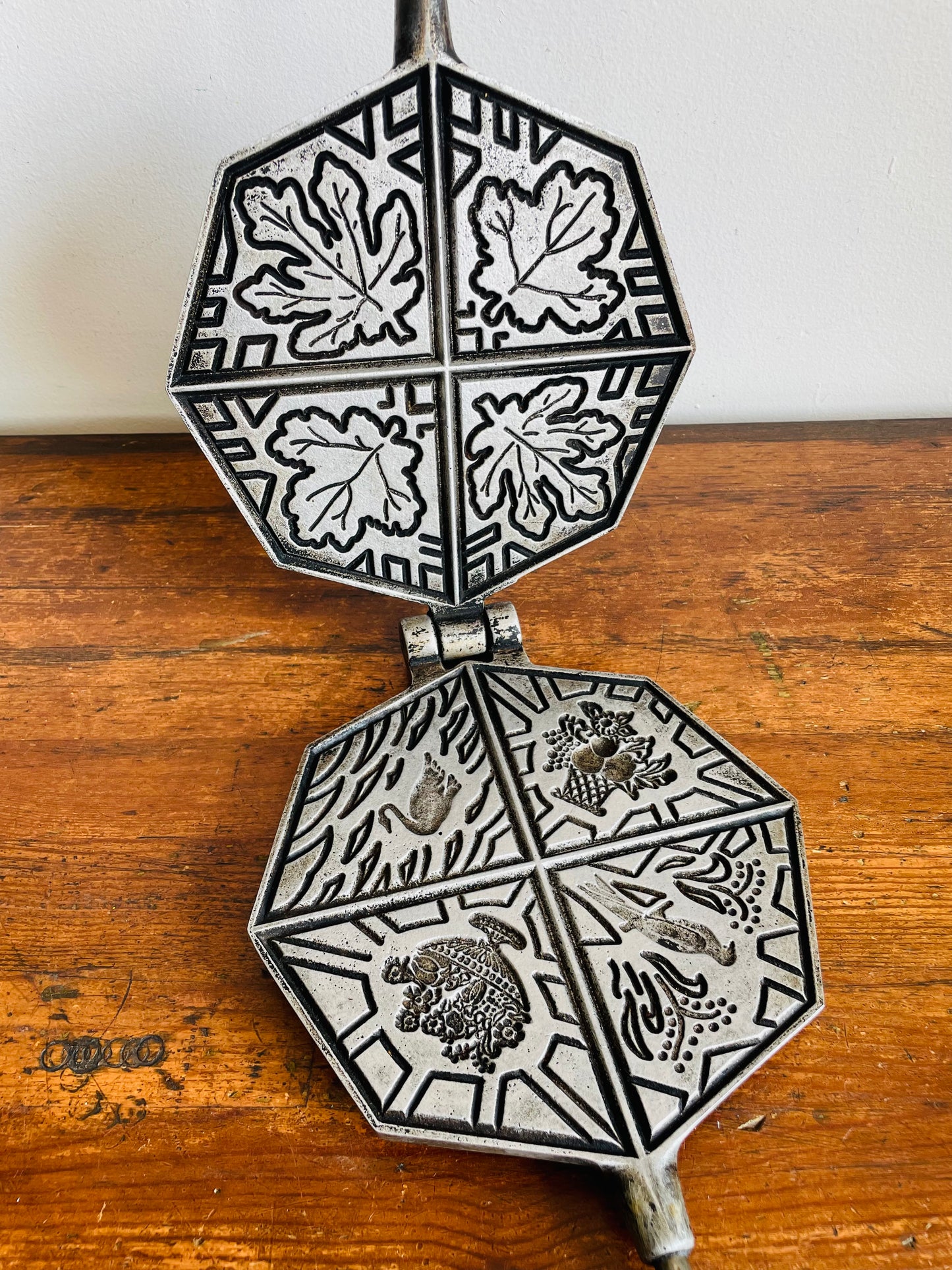 Berarducci Brothers Pizzelle Quattro 160-WB Cookie Waffle Iron with Leaf, Flower & Bird Shapes - McKeesport, Pennsylvania