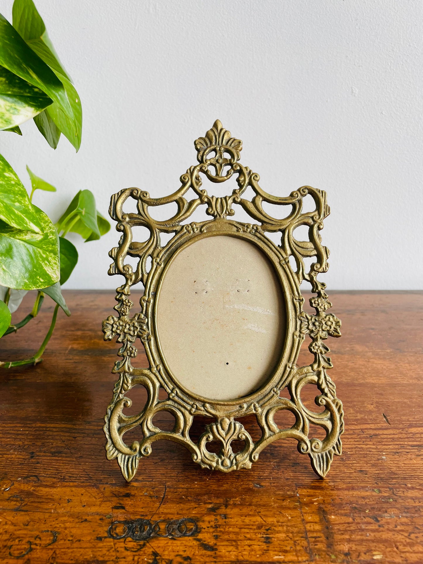 Heavy Ornate Brass Oval Picture Frame - Mann 1989 Made in Taiwan