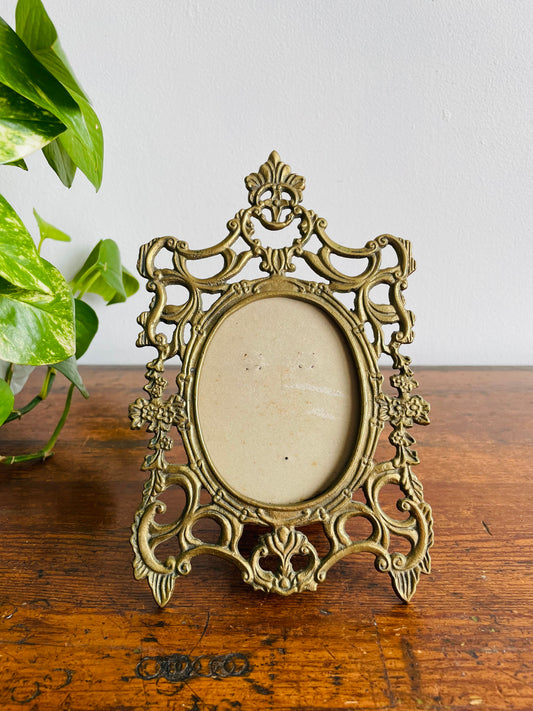 Heavy Ornate Brass Oval Picture Frame - Mann 1989 Made in Taiwan