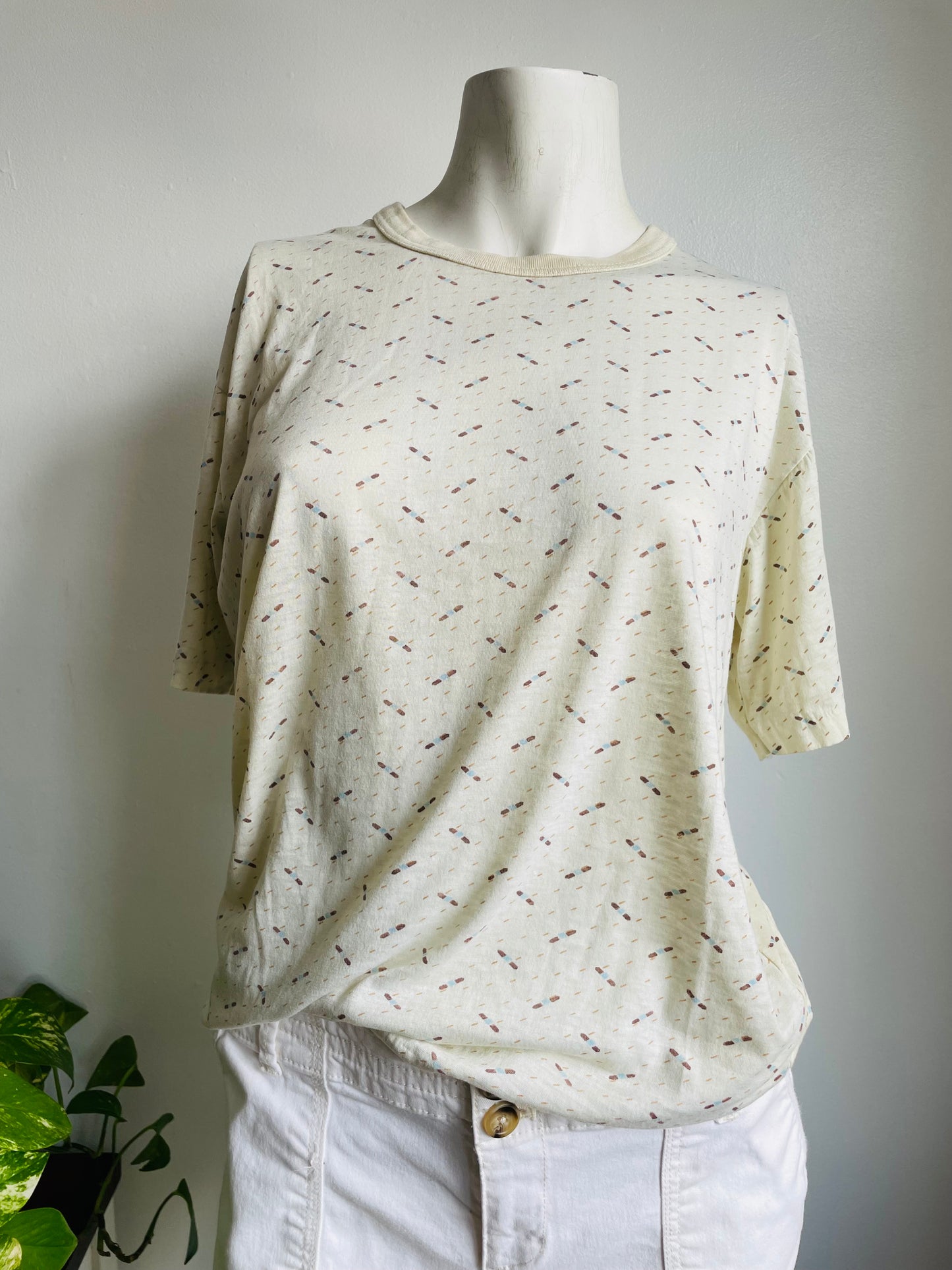 1970s Style Super Soft Montego Brand Cream T-Shirt with Line Graphics