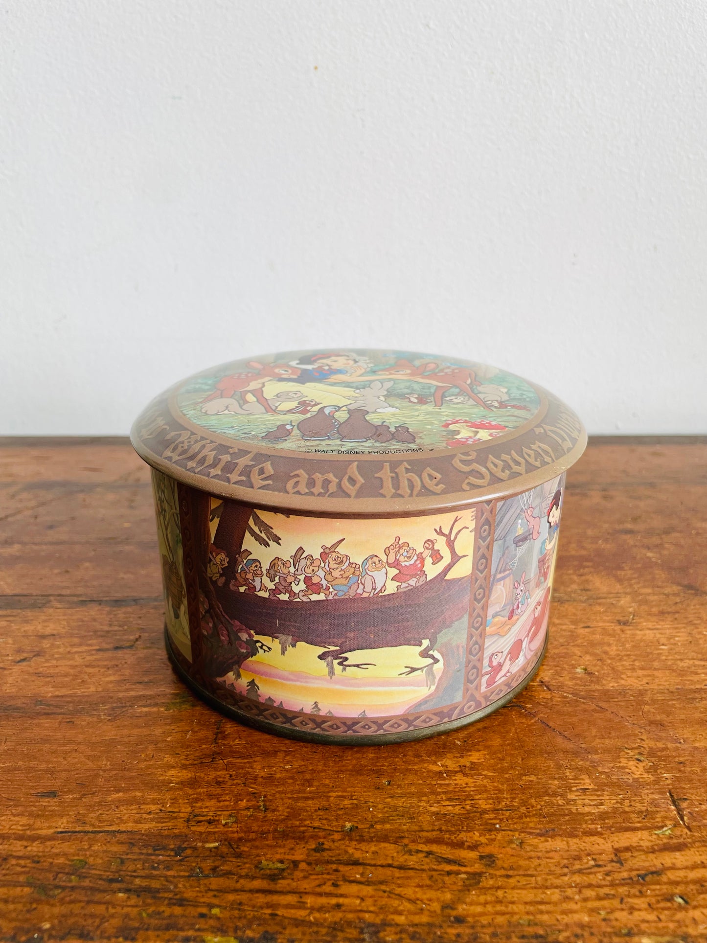Vintage Walt Disney's Snow White And the Seven Dwarfs Round Tin - Made in England
