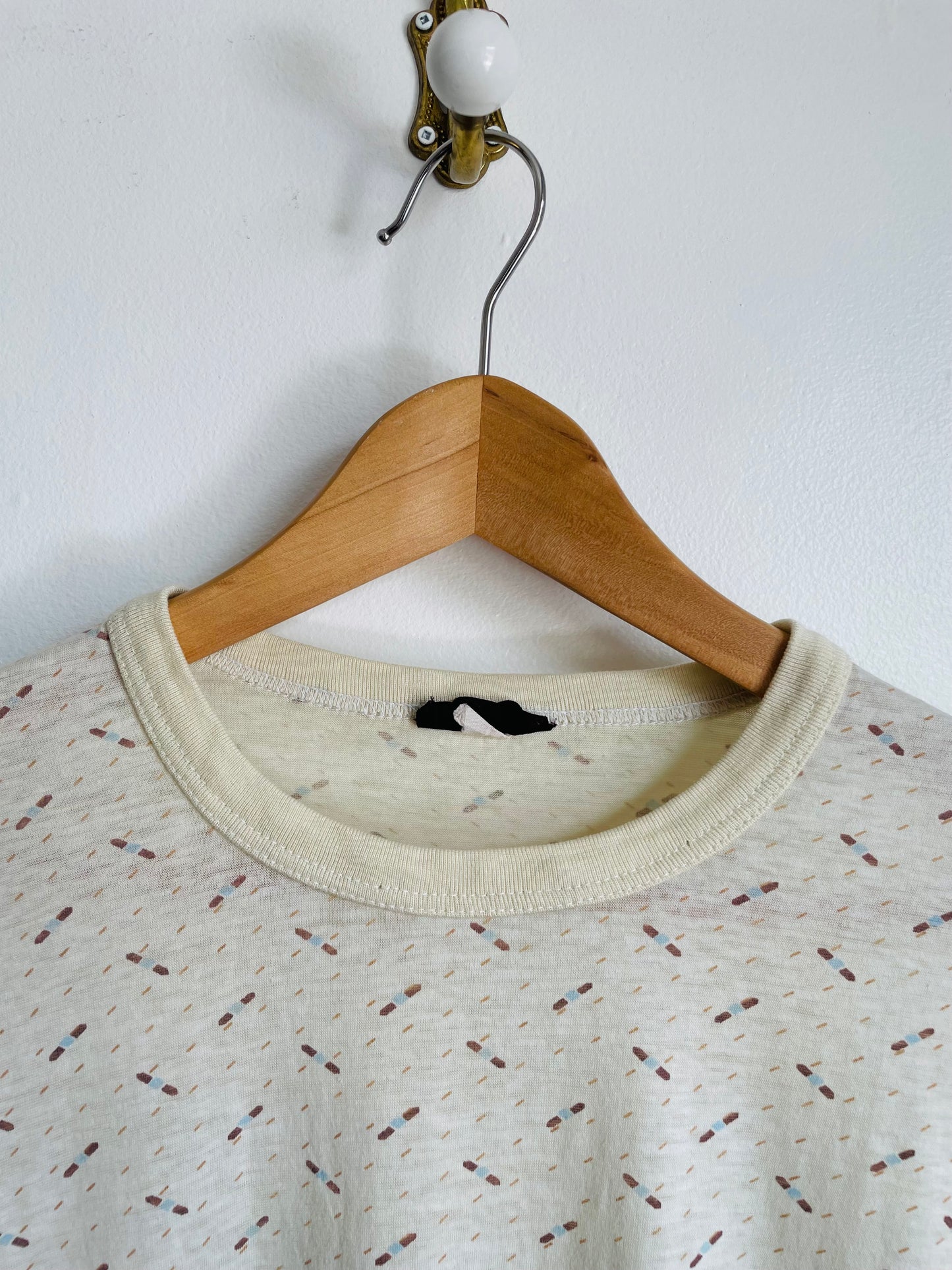 1970s Style Super Soft Montego Brand Cream T-Shirt with Line Graphics