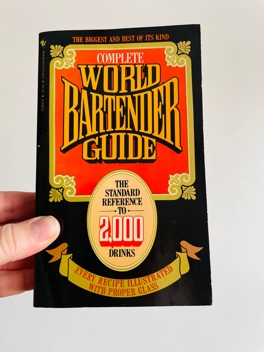 Complete World Bartender Guide: The Standard Reference to 2000 Drinks - Paperback Book Edited by Bob Sennett (1981)