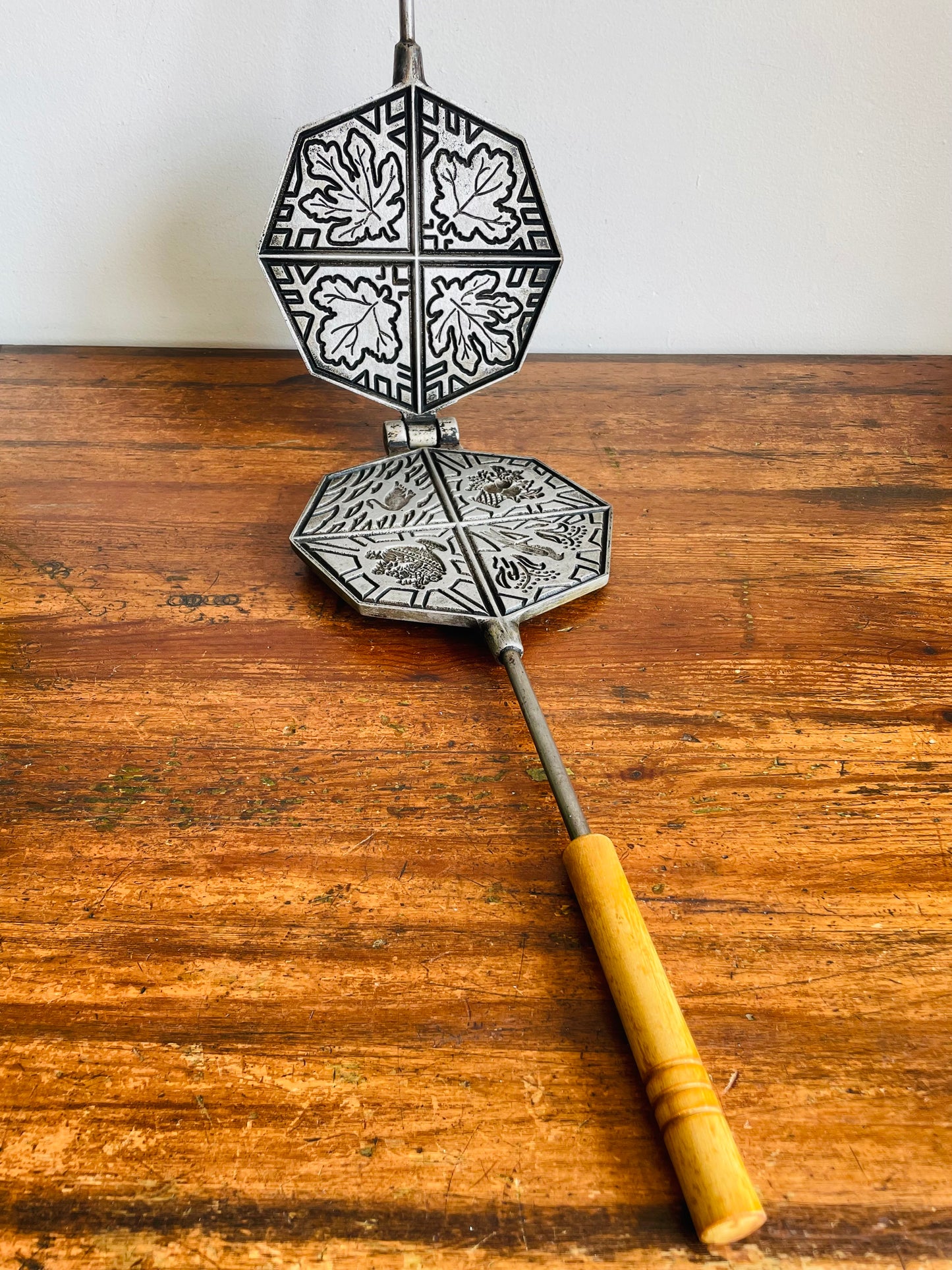 Berarducci Brothers Pizzelle Quattro 160-WB Cookie Waffle Iron with Leaf, Flower & Bird Shapes - McKeesport, Pennsylvania