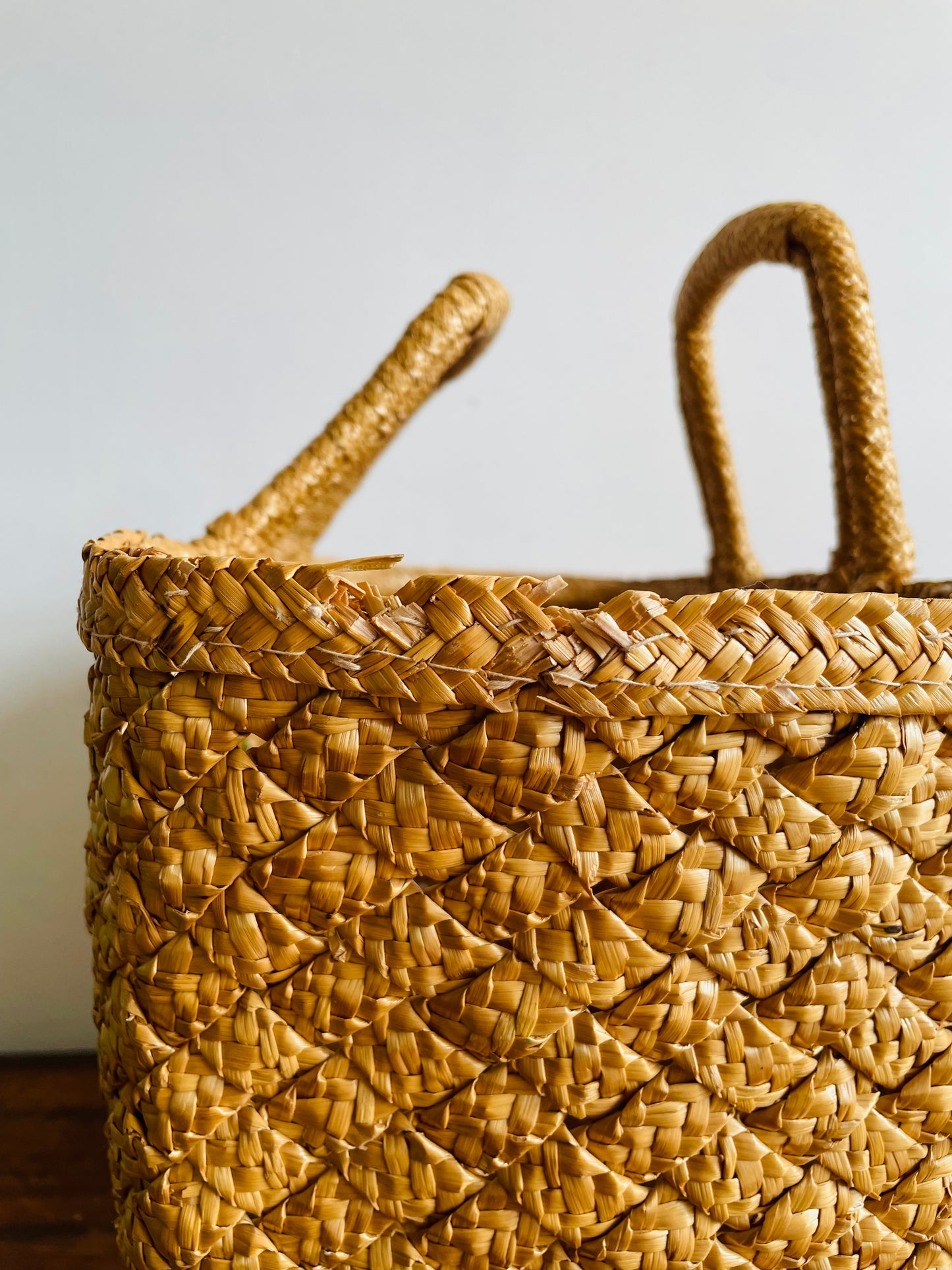 Woven Straw Beach Bag Purse with Raffia Starburst Flower Design