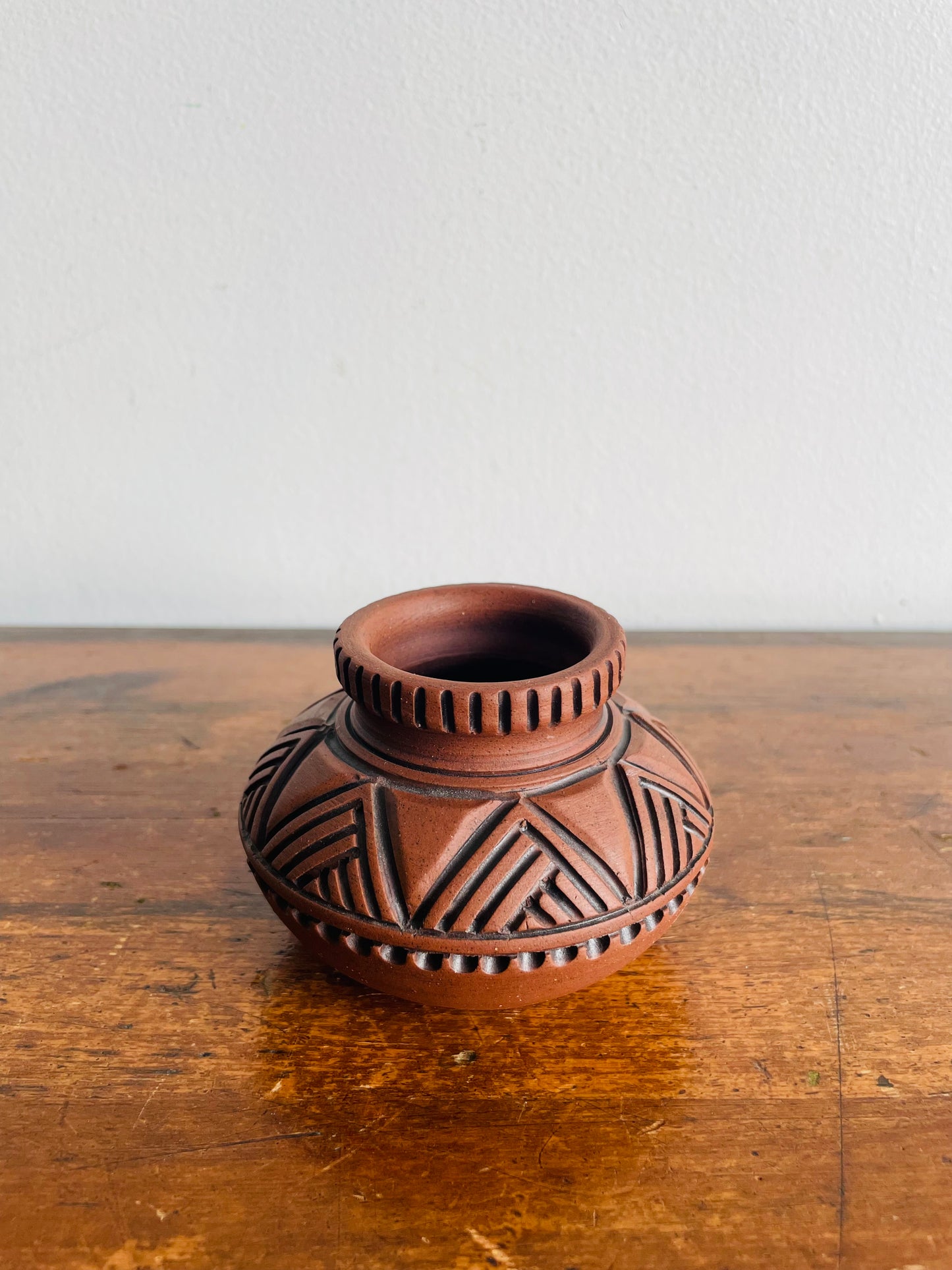 Talking Earth Pottery Vase - Signed by Artist Leigh Smith in 1978 - Six Nations of the Grand River Mohawk Indigenous Canadian Art