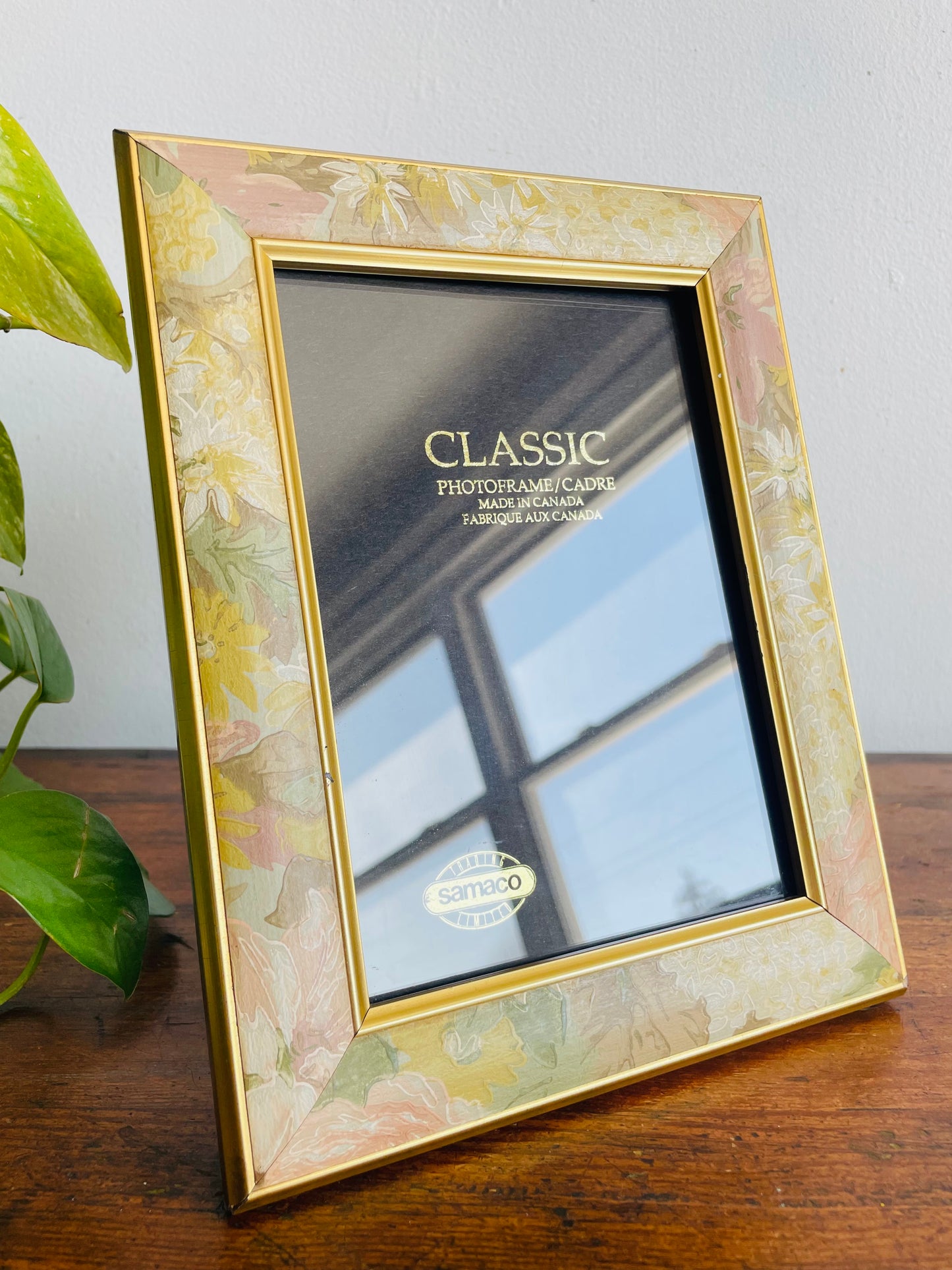 Vintage Gold & Floral Picture Frame with Easel Backing - Samaco Trading Limited - Made in Canada