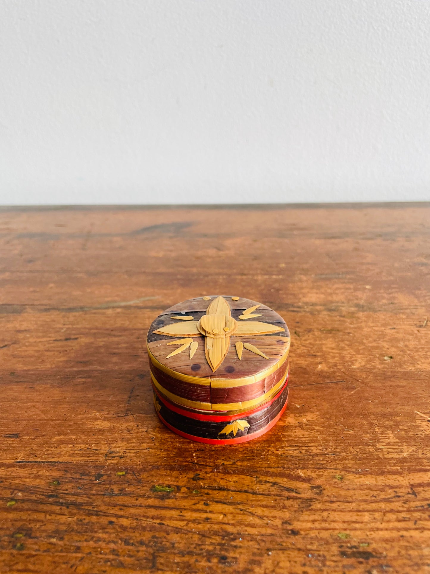 Round Straw Marquetry Jewellery, Trinket or Pill Box Container with Lid & Flower Design