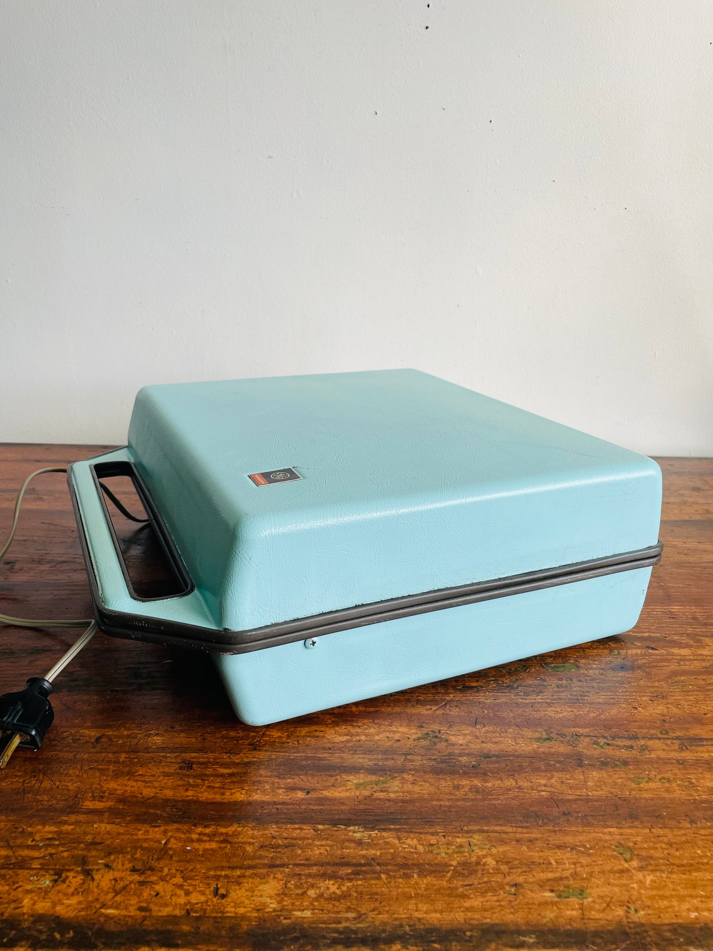 Vintage 1966 Super Cute General Electric Solid State Transistor Portable Suitcase Record Player Model 11A62 - Made in Canada - Tested / Works!