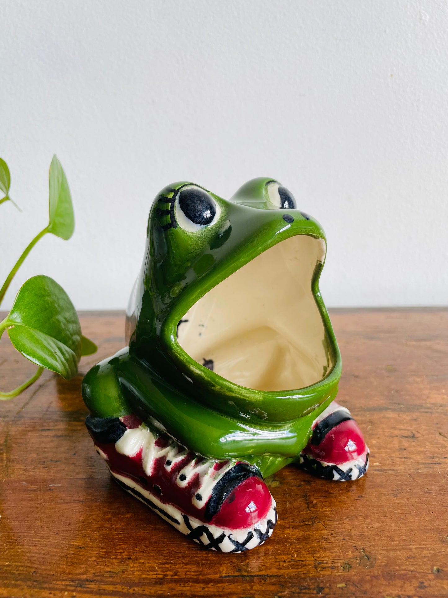 Vintage Hand Painted Wide Mouthed Green Frog Wearing Red Sneakers Scrubbie Sponge Holder