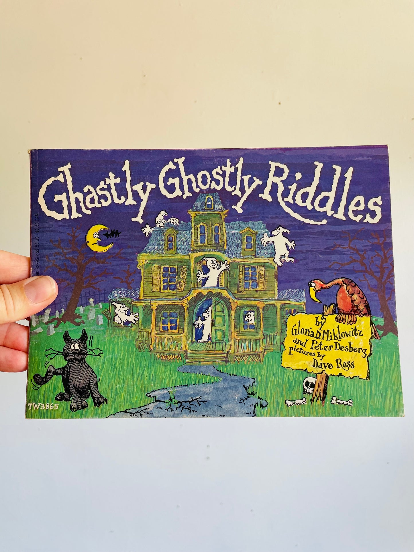 Vintage 1977 Ghastly Ghostly Riddles Illustrated Softcover Book by Gloria D. Miklowitz & Peter Desberg