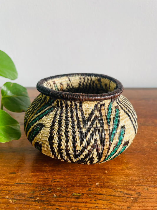 Vintage Emberá-Wounaan Panama Indigenous Tribal Woven Basket Planter