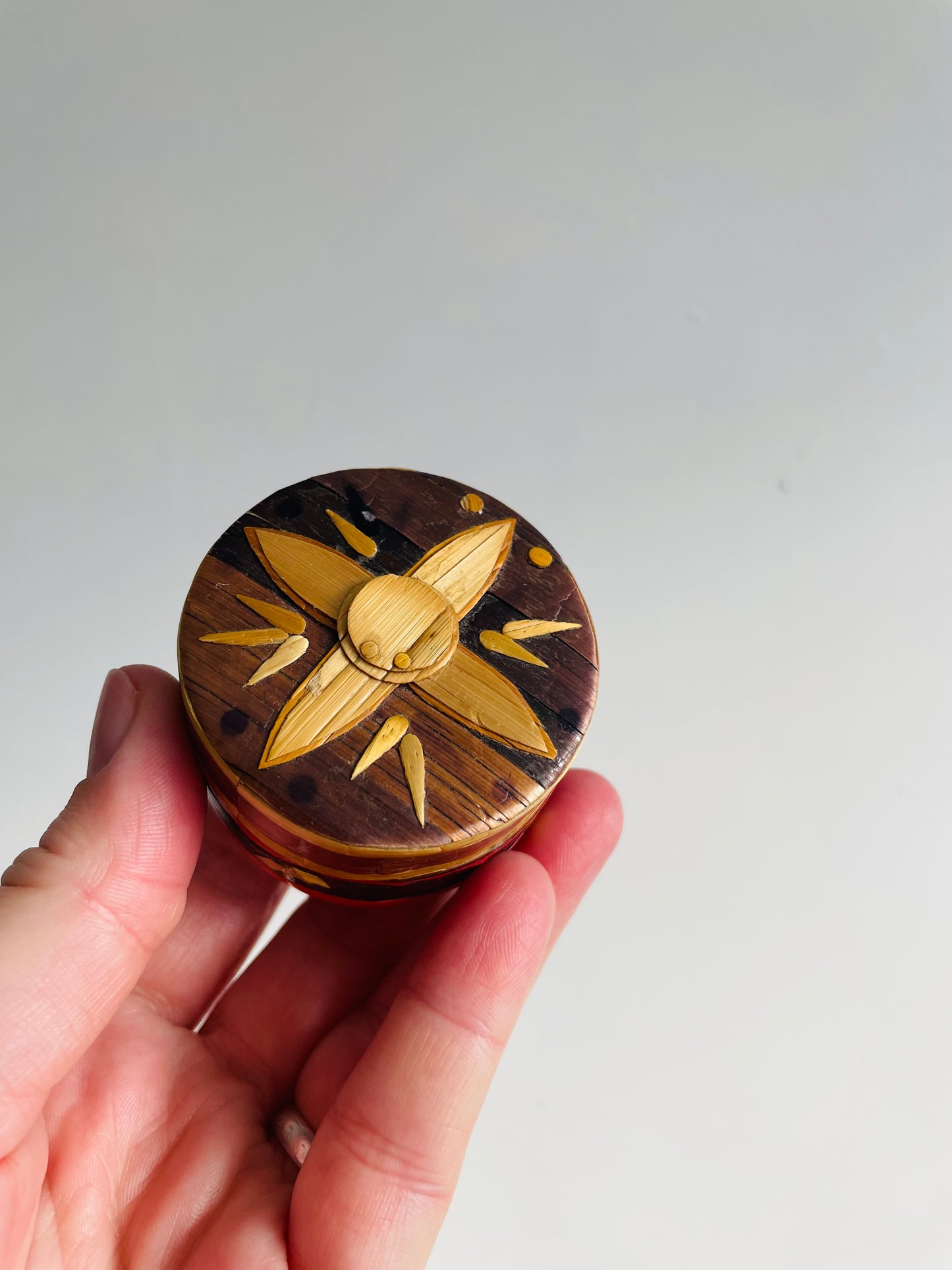 Round Straw Marquetry Jewellery, Trinket or Pill Box Container with Lid & Flower Design