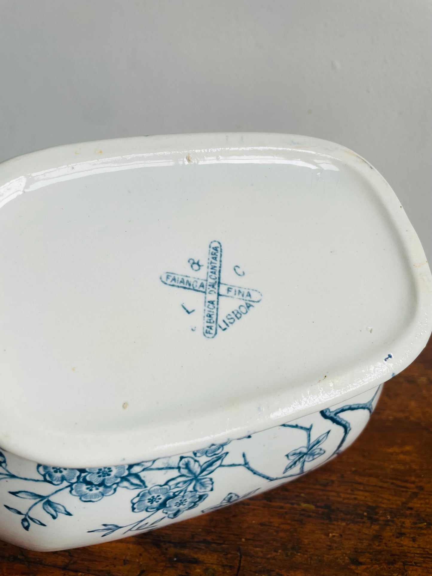 Antique Faiança Fina / Fine Earthenware Fábrica d'Alcântara Lisbon Portugal Tureen Planter Pot Bowl with Blue Bird & Flower Transferware Design & Handles