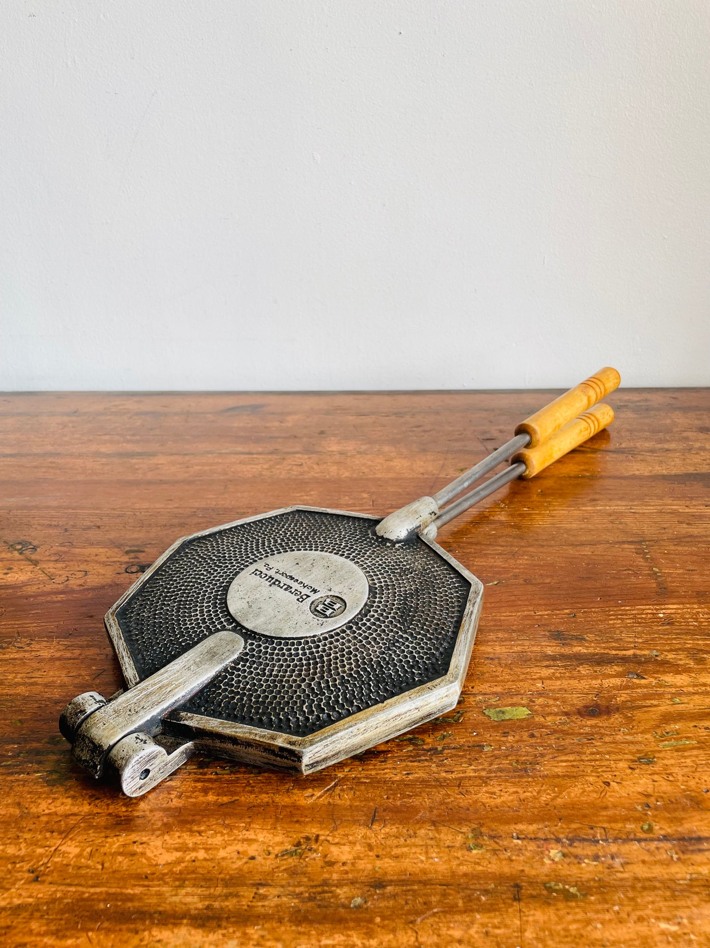 Berarducci Brothers Pizzelle Quattro 160-WB Cookie Waffle Iron with Leaf, Flower & Bird Shapes - McKeesport, Pennsylvania
