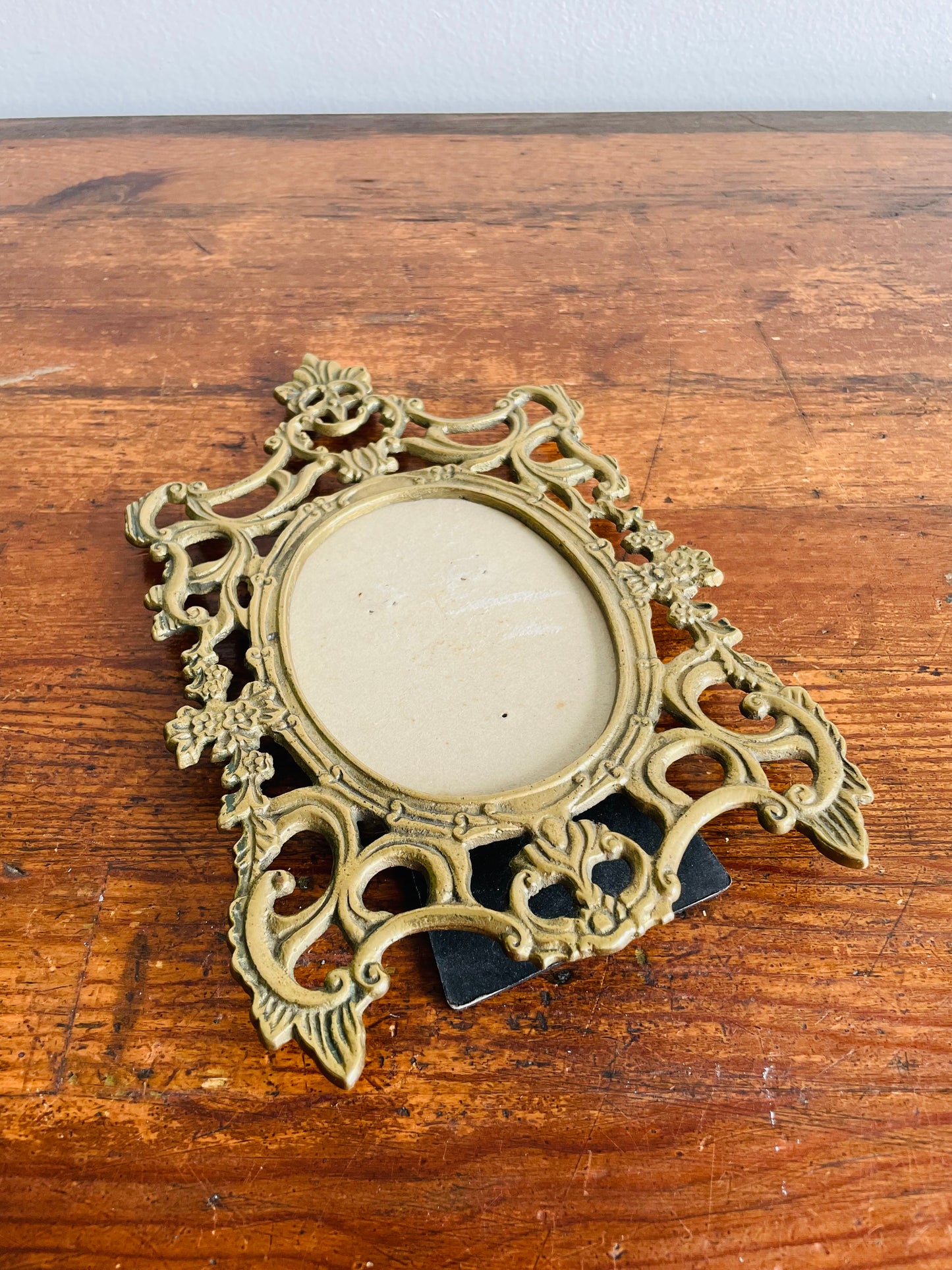 Heavy Ornate Brass Oval Picture Frame - Mann 1989 Made in Taiwan