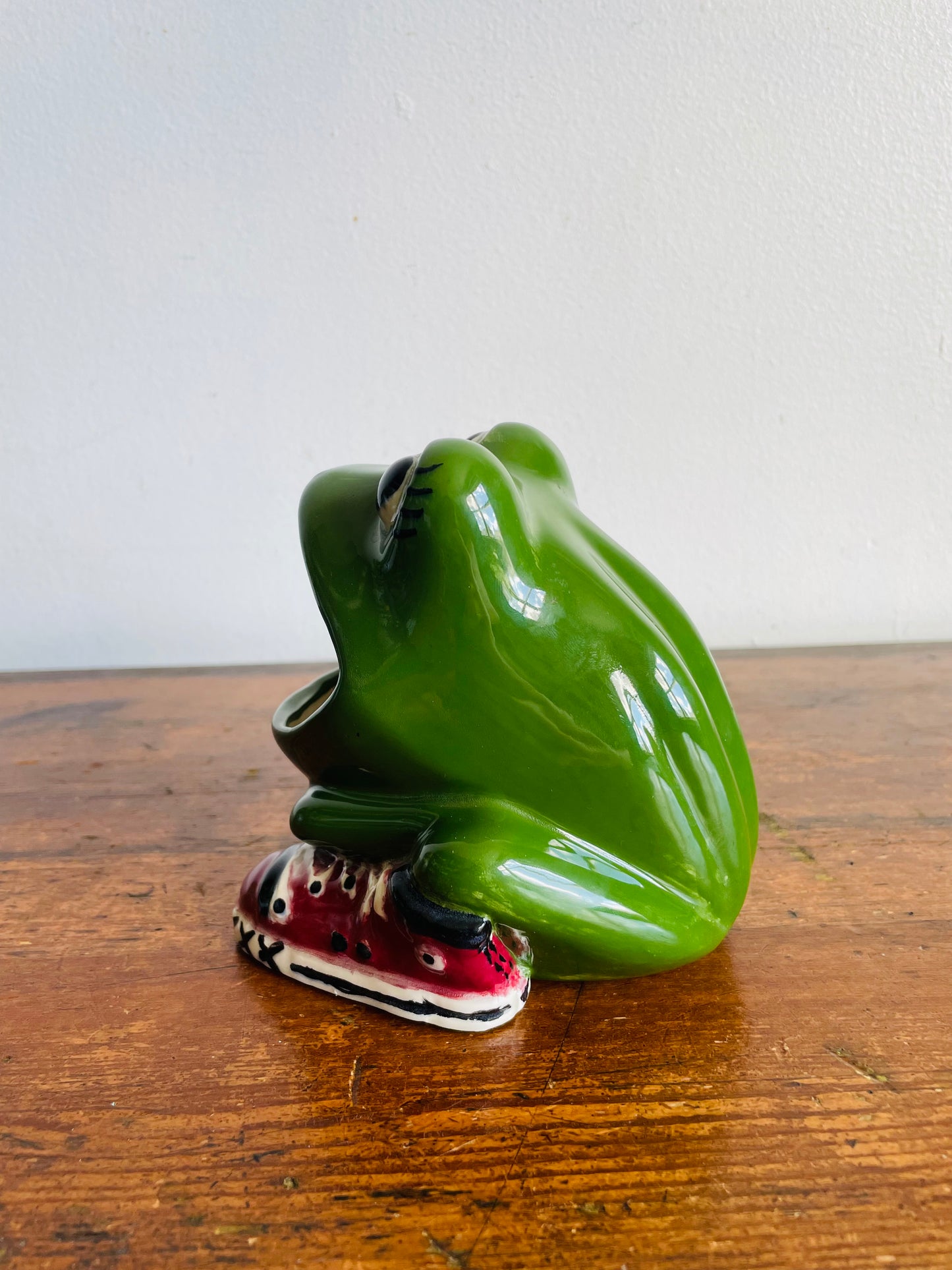 Vintage Hand Painted Wide Mouthed Green Frog Wearing Red Sneakers Scrubbie Sponge Holder