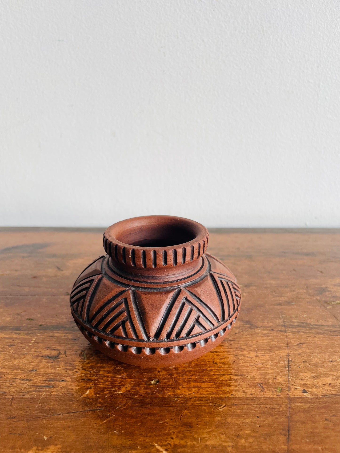 Talking Earth Pottery Vase - Signed by Artist Leigh Smith in 1978 - Six Nations of the Grand River Mohawk Indigenous Canadian Art