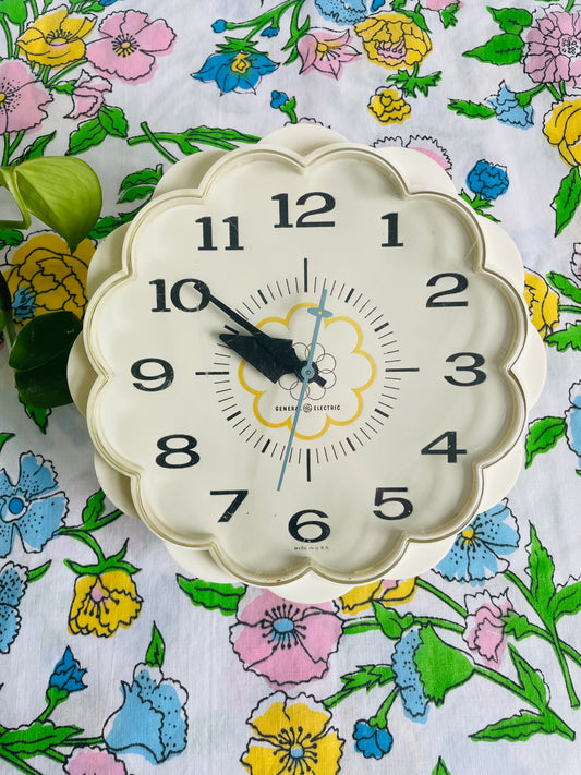 General Electric Model 2150 White & Yellow Daisy Flower Kitchen Wall Clock - Works!