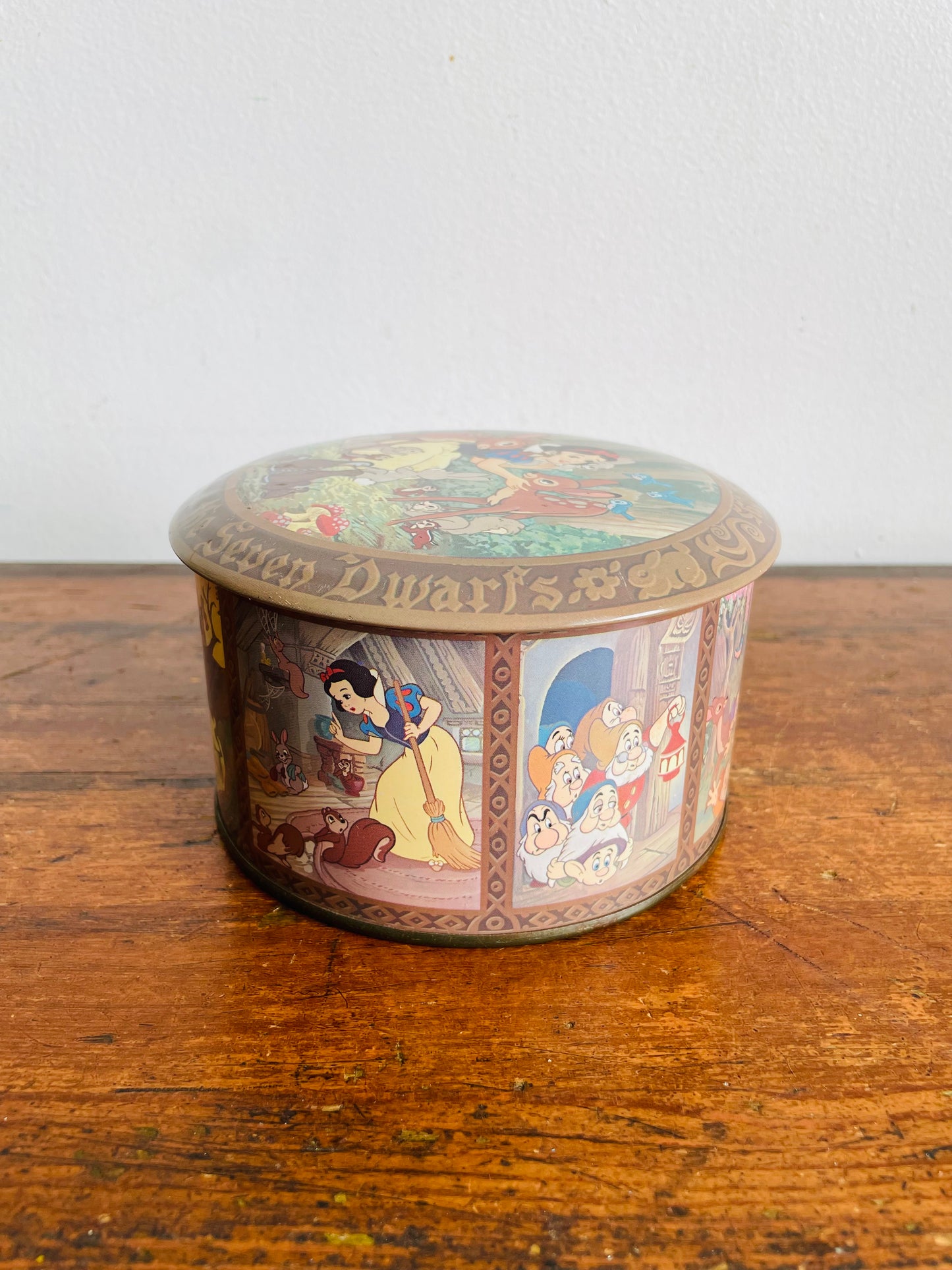Vintage Walt Disney's Snow White And the Seven Dwarfs Round Tin - Made in England