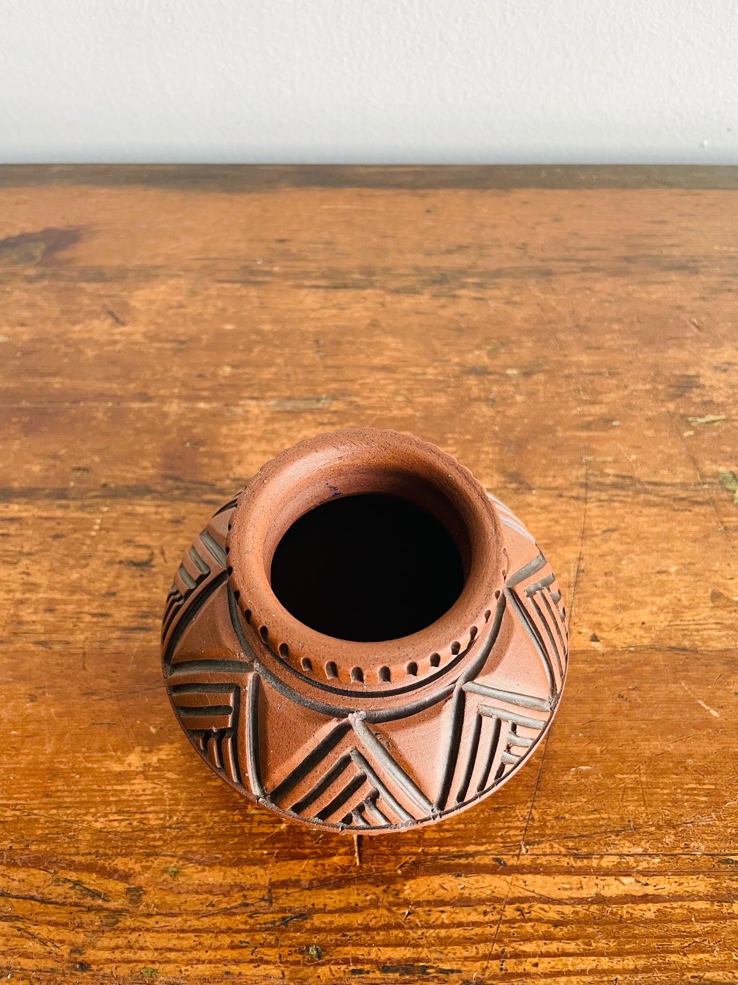 Talking Earth Pottery Vase - Signed by Artist Leigh Smith in 1978 - Six Nations of the Grand River Mohawk Indigenous Canadian Art