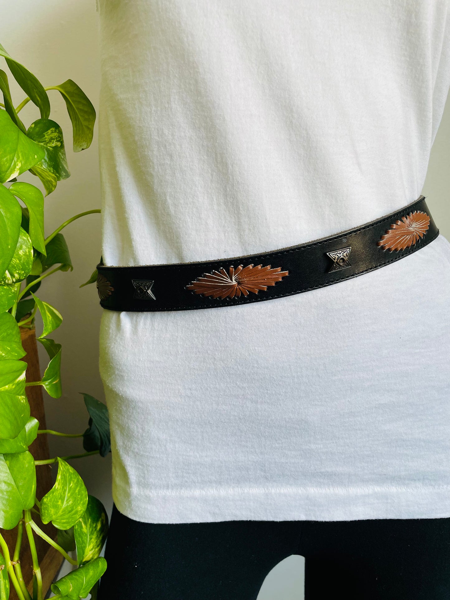Liz Claiborne Accessories Genuine Leather Belt Style 2750 Size Small - Made in Taiwan