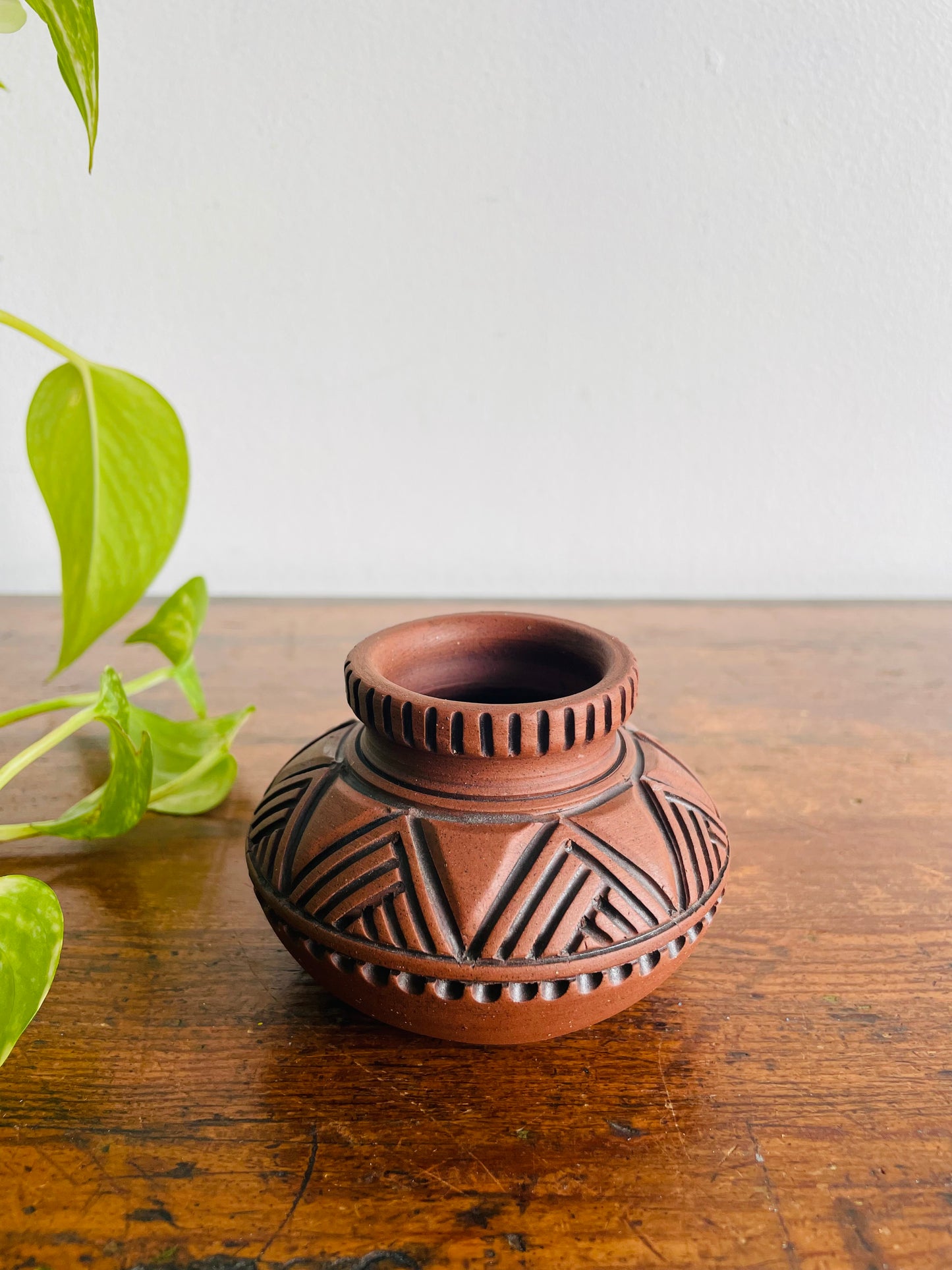 Talking Earth Pottery Vase - Signed by Artist Leigh Smith in 1978 - Six Nations of the Grand River Mohawk Indigenous Canadian Art