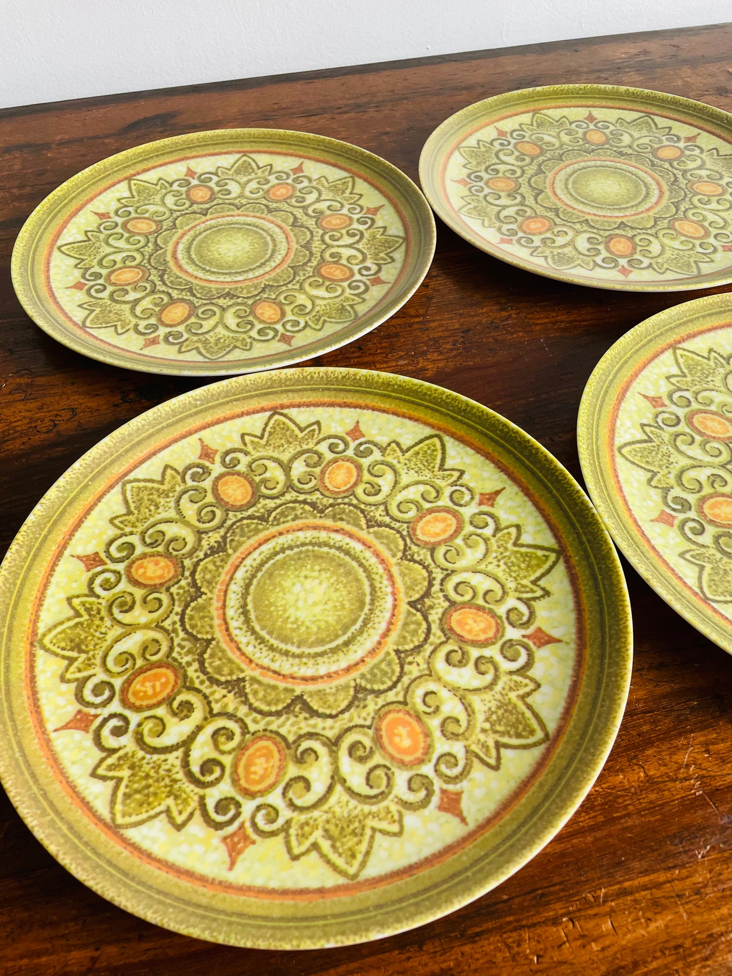 Maplex Toronto Quality Melamine Dinnerware Plates with Groovy Design - Set of 4 Dishes