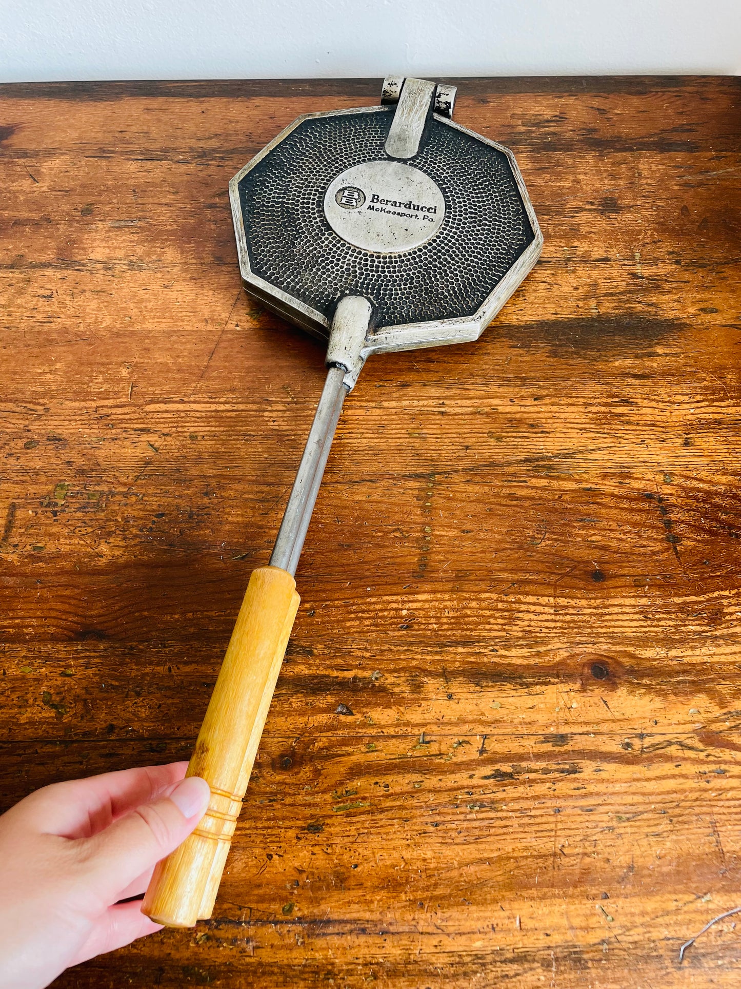Berarducci Brothers Pizzelle Quattro 160-WB Cookie Waffle Iron with Leaf, Flower & Bird Shapes - McKeesport, Pennsylvania