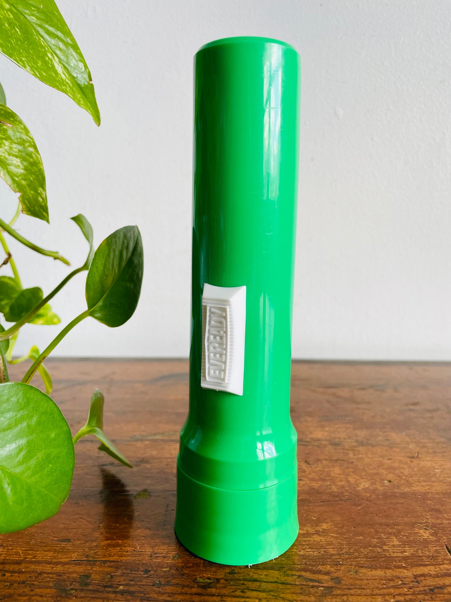 Vintage Eveready Battery Co. Bright Green Plastic Flashlight - St. Louis MO - Tested / Works!