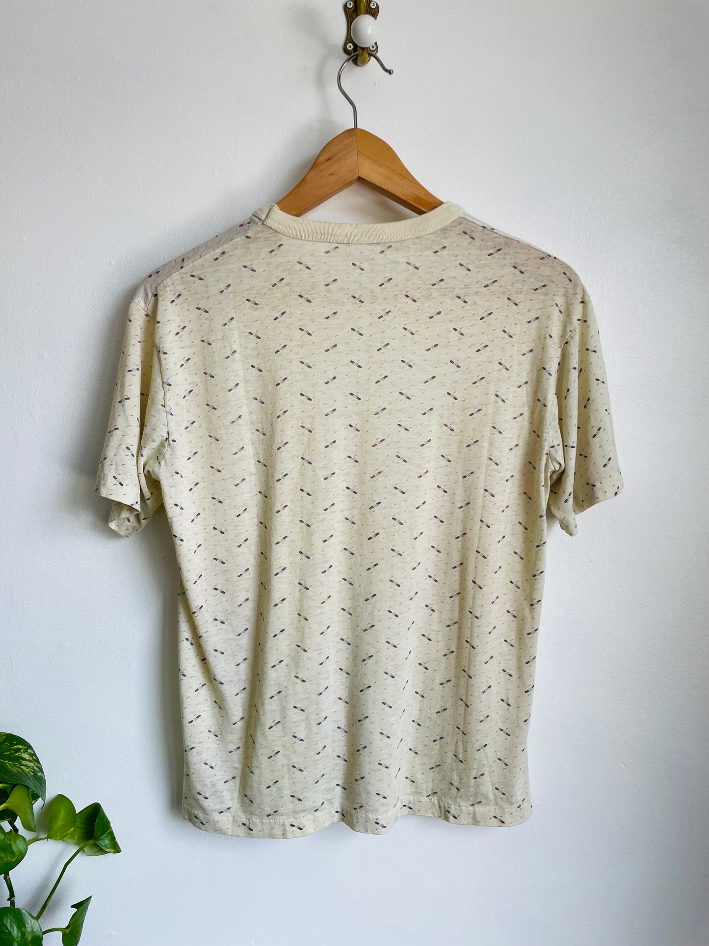 1970s Style Super Soft Montego Brand Cream T-Shirt with Line Graphics