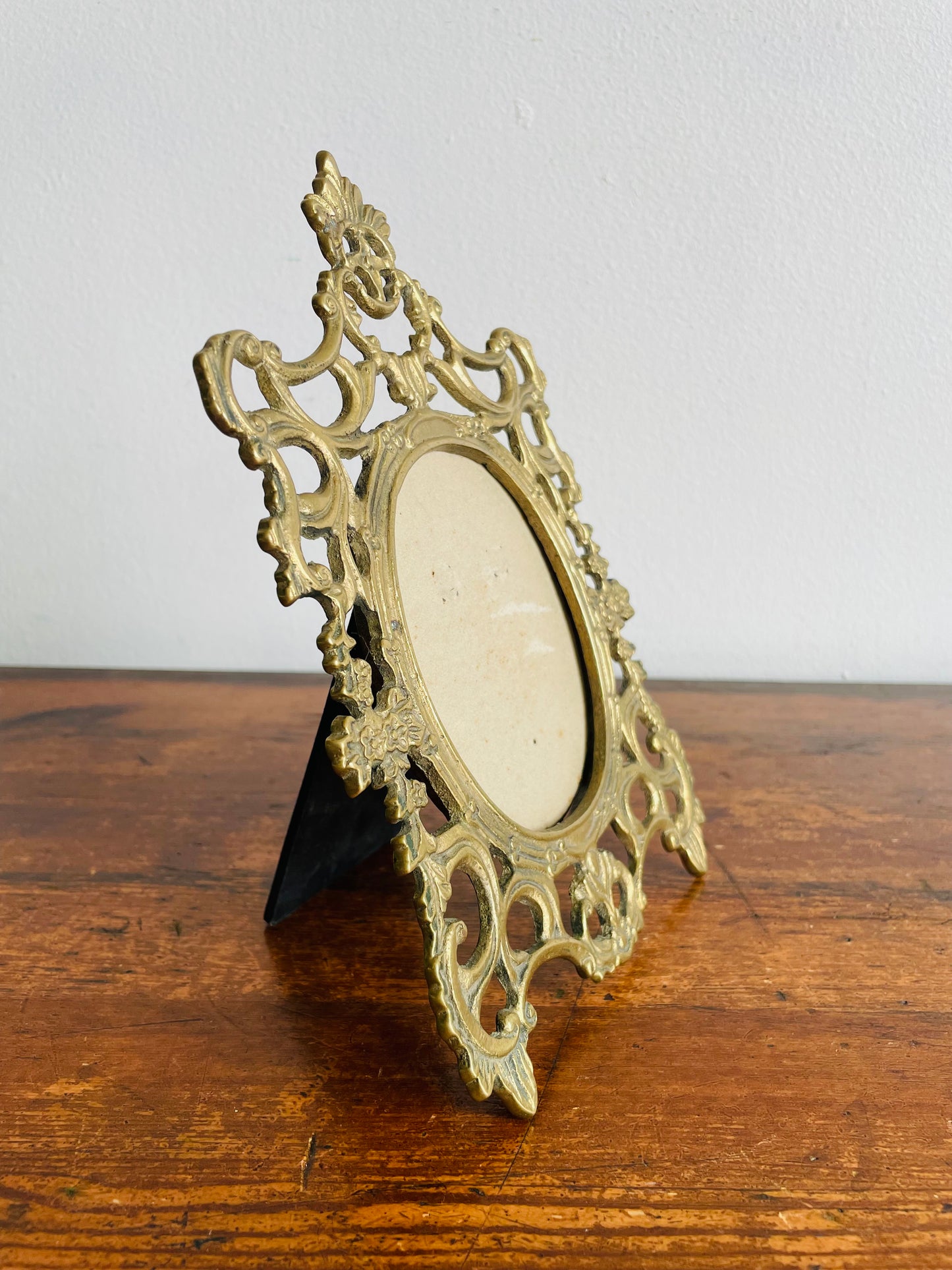 Heavy Ornate Brass Oval Picture Frame - Mann 1989 Made in Taiwan