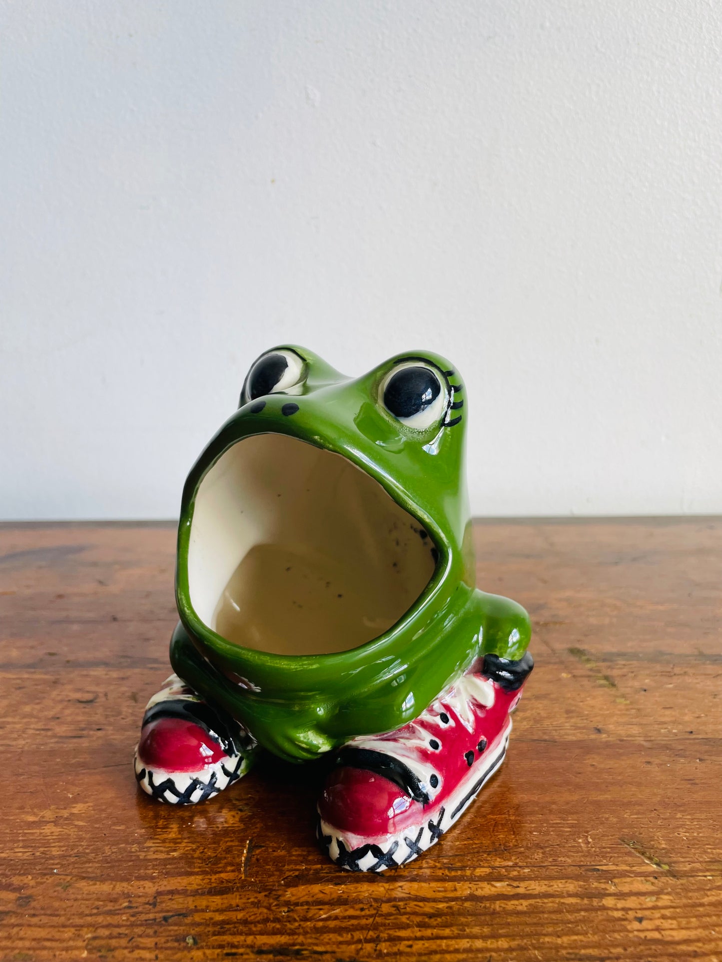 Vintage Hand Painted Wide Mouthed Green Frog Wearing Red Sneakers Scrubbie Sponge Holder