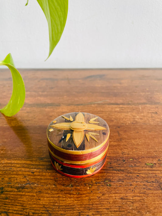 Round Straw Marquetry Jewellery, Trinket or Pill Box Container with Lid & Flower Design