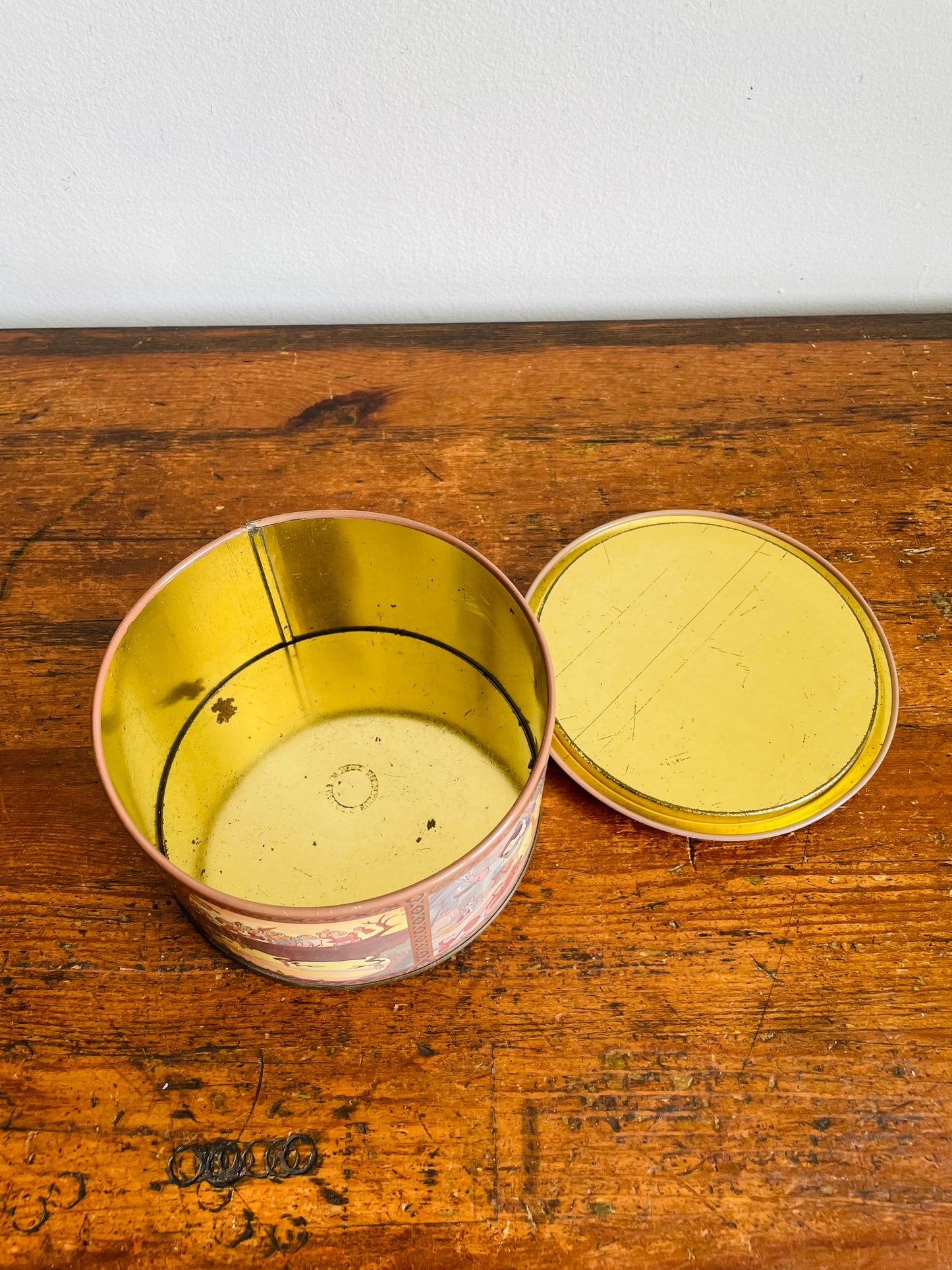 Vintage Walt Disney's Snow White And the Seven Dwarfs Round Tin - Made in England