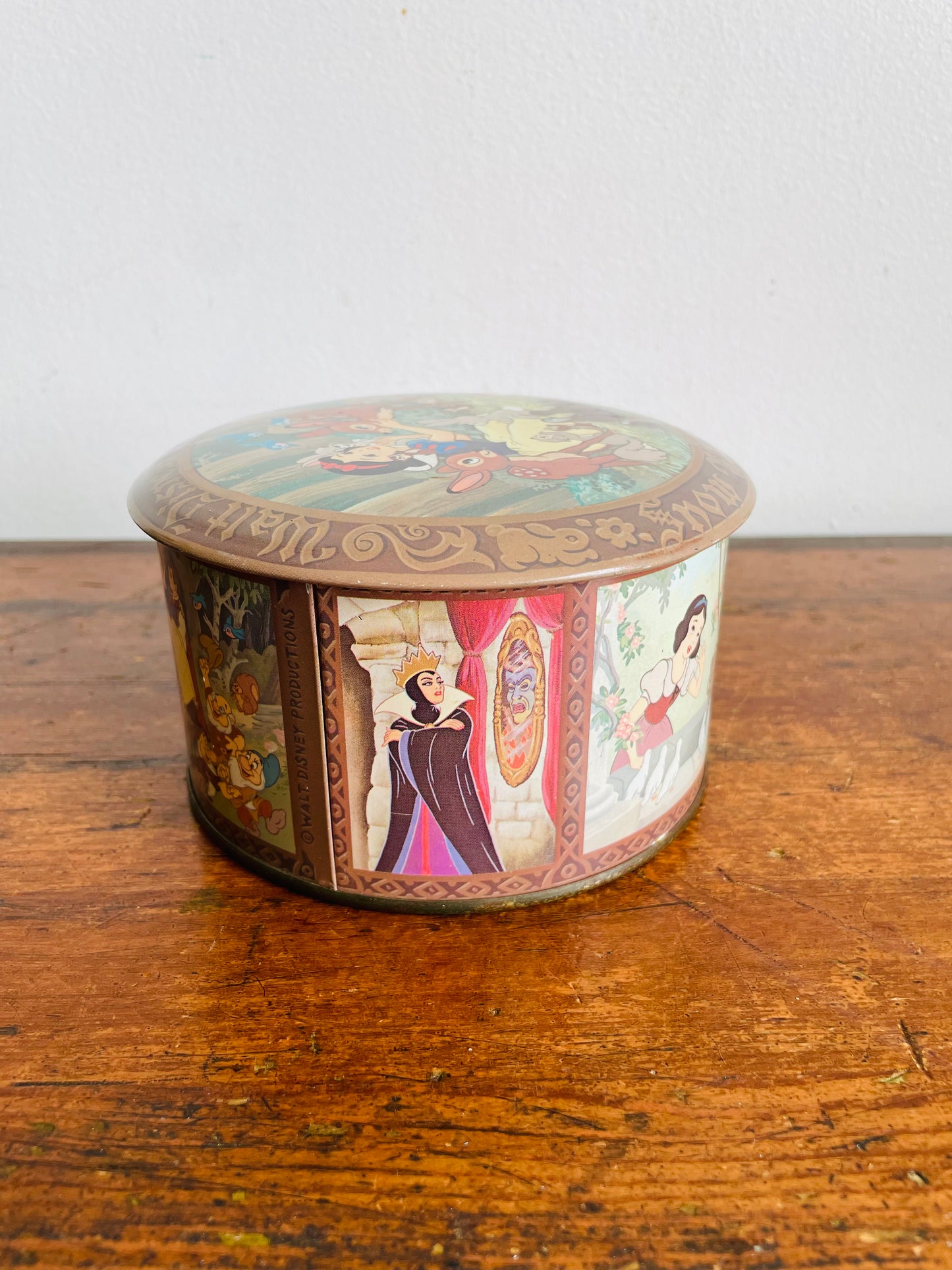 Vintage Walt Disney's Snow White And the Seven Dwarfs Round Tin - Made in England