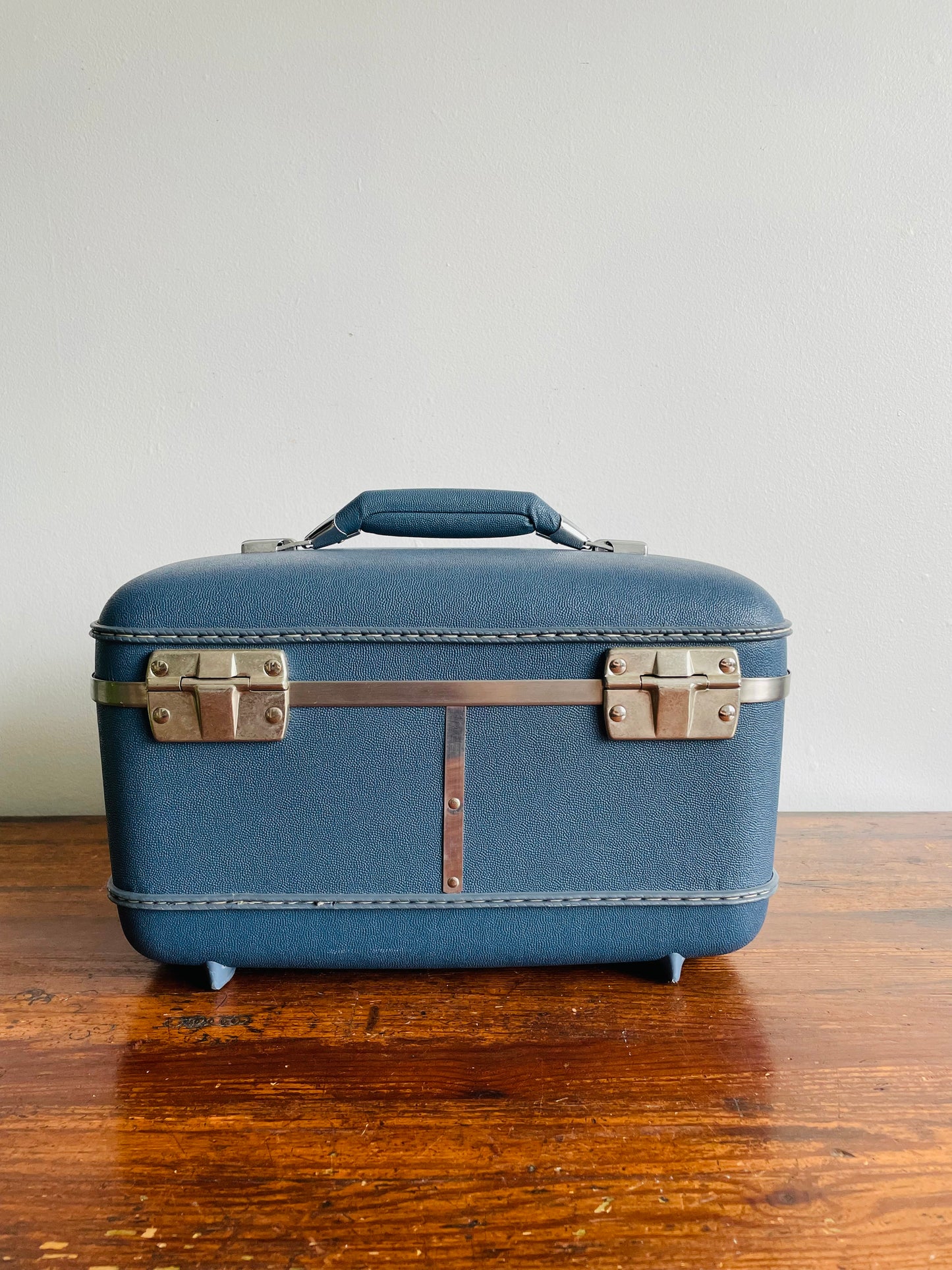 American Tourister Tri-Taper Blue Hard Shell Luggage Travel Case - Great for Make-Up, Toiletries, Etc.