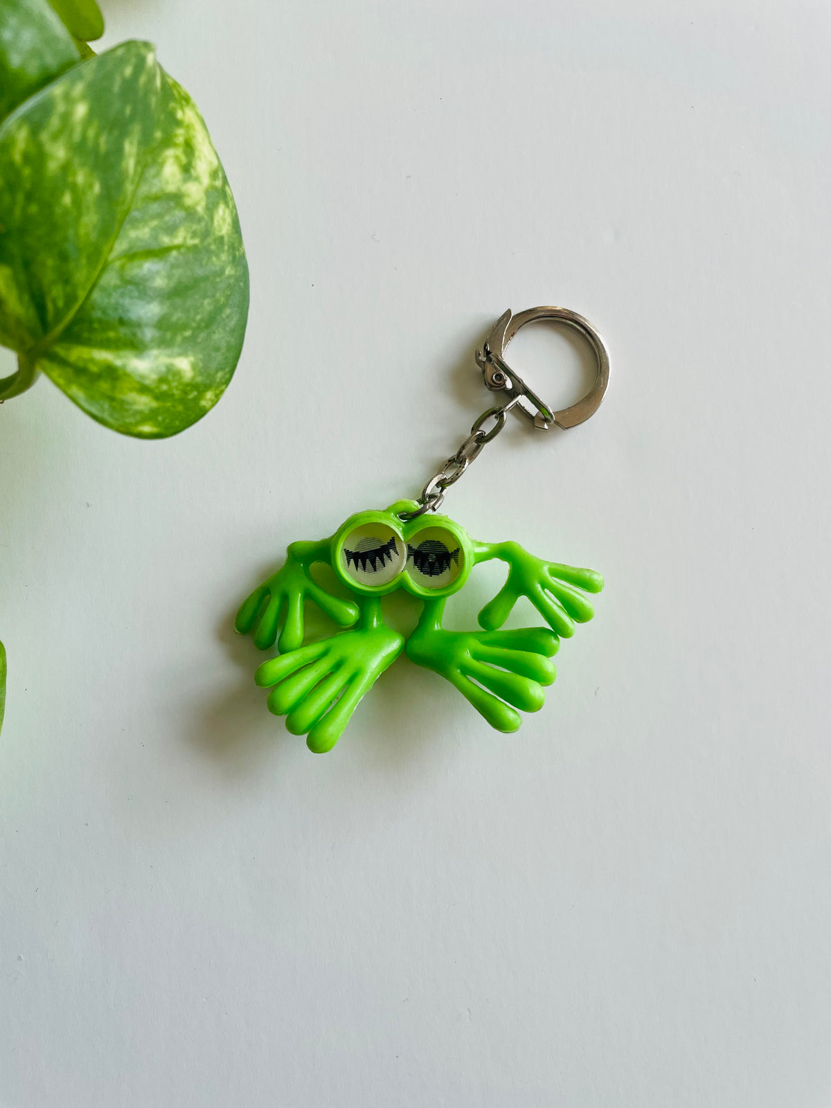 Vintage Green Alien Monster Keychain with Lenticular Flicker Open / Closed Eyes