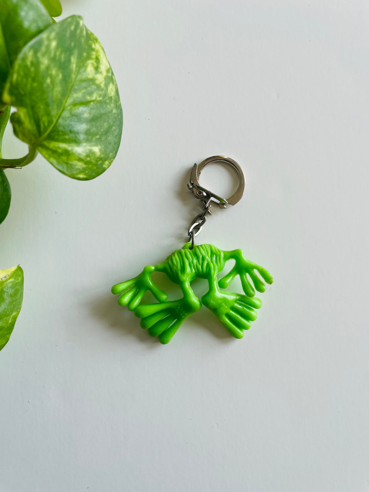 Vintage Green Alien Monster Keychain with Lenticular Flicker Open / Closed Eyes